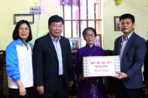 Chủ tịch UBND tỉnh Hải Dương thăm, tặng quà các nữ cựu tù cách mạng