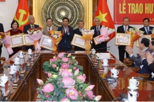 Thanh Hóa: Trao huy hiệu Đảng cho các đồng chí nguyên lãnh đạo tỉnh và lãnh đạo tỉnh