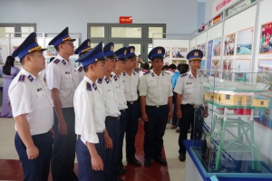 Cán bộ, chiến sĩ Hải đoàn 42 tham quan triển lãm “Hải quân nhân dân Việt Nam anh hùng - 70 năm hành trình giữ biển”