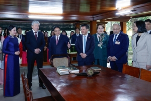 Thủ tướng Việt Nam, Kyrgzystan thăm Nhà sàn Bác Hồ, thưởng thức cà phê Việt Nam