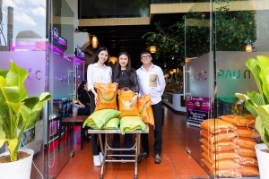 NTK Tommy Nguyễn, Hoa hậu Thiện nguyện Lý Kim Ngân và Á hậu Lê Kim Khoẻ trao tặng 2 tấn gạo cho hoàn cảnh khó khăn