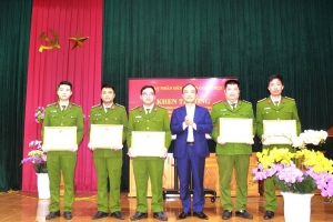 Khen thưởng các cá nhân có thành tích điều tra, truy bắt đối tượng trộm cắp tài sản, tàng trữ ma túy