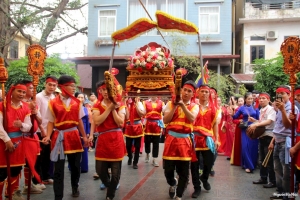 Hàng nghìn người về khai hội đền Tam Tổng