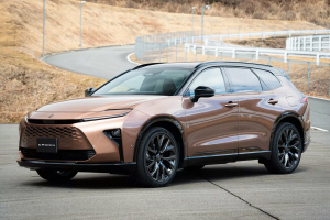 Toyota chính thức ra mắt mẫu Crown Estate tại Nhật Bản