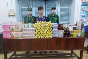 Bắt giữ đối tượng đai vác hàng hóa trái phép qua biên giới