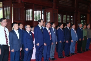 Đoàn đại biểu tỉnh Thanh Hoá và Quảng Nam dâng hương tưởng niệm Chủ tịch Hồ Chí Minh