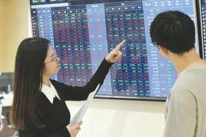 Chứng khoán phiên sáng 17/3: Nhóm cổ phiếu ngân hàng khởi sắc, VN-Index tiếp đà tăng trưởng