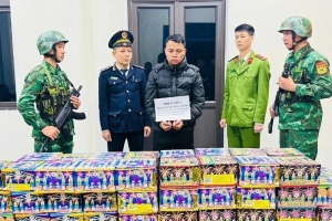 Bắt giữ đối tượng vận chuyển trái phép 84 kg pháo lậu từ Lào về Việt Nam