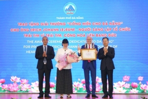 Giáo sư người Đức người đầu tiên nhận giải thưởng Cống hiến cho Đà Nẵng
