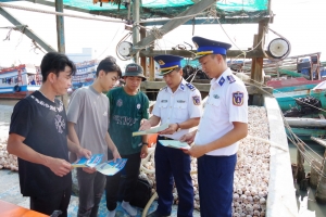 Hải đoàn 42 đẩy mạnh tuyên truyền, nâng cao hiểu biết pháp luật cho bà con ngư dân, chung tay “gỡ thẻ vàng” đối với hải sản Việt Nam