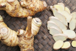 Khám phá công dụng sức khỏe ẩn giấu của củ riềng, một loại gia vị phổ biến trong bếp Việt nhưng lại vô cùng quý giá