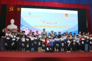 Trao 40 suất quà cho trẻ em mồ côi ở Hà Tĩnh