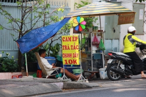 TP. Hồ Chí Minh: Nắng nóng cao điểm, nước giải khát vỉa hè đắt khách nhưng liệu có an toàn?