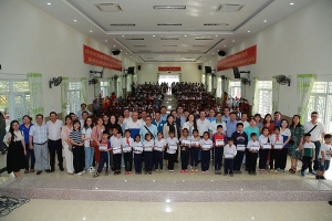 Khánh Hòa: Đoàn thiện nguyện hơn 120 thành viên khám chữa bệnh cho trẻ em nghèo, trao học bổng cho học sinh và sinh viên tại huyện miền núi Khánh Sơn