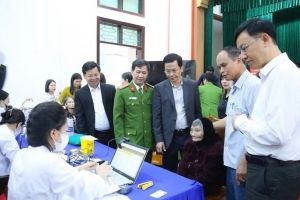 Lấy mẫu ADN thân nhân liệt sĩ chưa xác định danh tính tại Hà Tĩnh