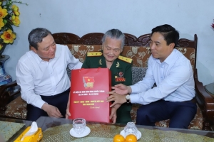 Bí thư Tỉnh ủy Thanh Hóa thăm, tặng quà Anh hùng LLVTND, thân nhân liệt sĩ