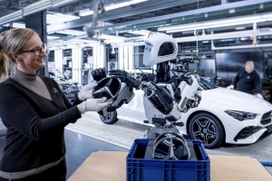 Mercedes đưa robot vào vận hành