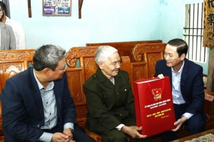 Thanh Hóa: Thăm, tặng quà thân nhân liệt sĩ tham gia chiến đấu bảo vệ cầu Hàm Rồng