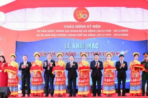 Khai mạc triển lãm “Đà Nẵng - Phát triển và hội nhập” bức tranh đa màu