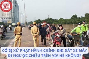 Dắt xe trên vỉa hè: Coi là đi bộ, nhưng vẫn có thể bị phạt nếu vi phạm