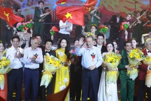 Tổng Bí thư Tô Lâm dự chương trình nghệ thuật “Đảng trong mùa Xuân đại thắng”