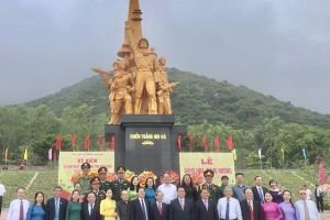 Bình Định: Trang trọng Lễ Dâng hoa, dâng hương Tượng đài Chiến thắng Núi Bà