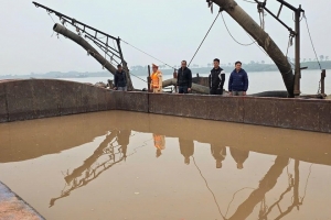 Hà Nội: Bắt giữ 2 phương tiện khai thác cát trái phép trên sông Hồng