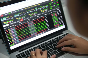 VN-Index hôm nay ở vùng 1.290-1.300 điểm, nhà đầu tư xem xét cổ phiếu đầu tư công, ngân hàng