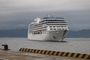 Khánh Hòa: Tàu biển quốc tế OCEANIA INSIGNIA đưa 550 du khách đến Cảng Quốc tế Cam Ranh