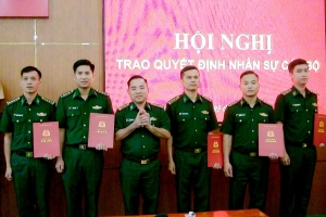 Bộ đội Biên phòng Long An trao quyết định nhân sự cán bộ