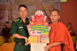 Bộ đội Biên phòng tỉnh Kiên Giang chúc Tết Chol Chnam Thmay các chùa Khmer, người có uy tín