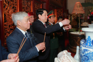 Chủ tịch nước Lương Cường dâng hương tưởng niệm các Vua Hùng