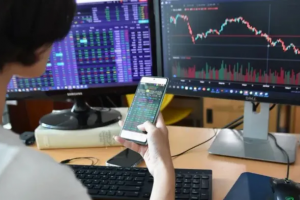 VN-Index hôm nay: Nhà đầu tư lưu ý giao dịch liên quan đến cổ phiếu ngân hàng, đầu tư công