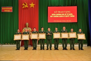 Trao Huân chương niên hạn cho các cá nhân trong Bộ đội Biên phòng tỉnh Kiên Giang