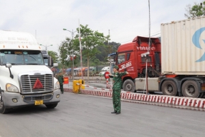 Điều tiết phương tiện chở hàng hóa phục vụ giao lưu Quốc phòng Việt Nam - Trung Quốc