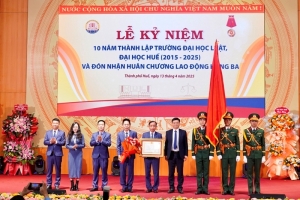 Huế - Trường Đại học Luật đón nhận Huân chương Lao động Hạng Ba