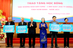 Nam Định trao tặng 2.000 suất học bổng “Học không bao giờ cùng”
