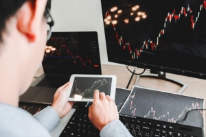 VN-Index hôm nay: Nhà đầu tư chấp nhận rủi ro cao có thể cân nhắc giải ngân cổ phiếu dài hạn