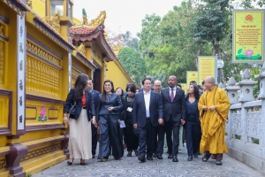 Thủ tướng Phạm Minh Chính cùng Thủ tướng Ethiopia Abiy Ahmed Ali tham quan chùa Trấn Quốc
