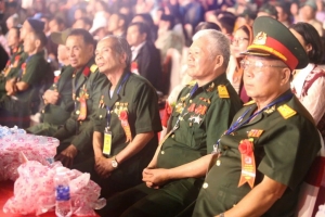 Trình Chủ tịch nước tặng quà người có công nhân kỷ niệm 50 năm Ngày Giải phóng miền Nam