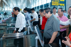 Thủ tướng đề nghị nhân rộng giải pháp lên tàu bay không cần giấy tờ