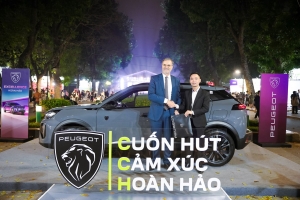 Đại sứ Pháp trải nghiệm xe New Peugeot 2008 tại Lễ hội Balade en France 2025