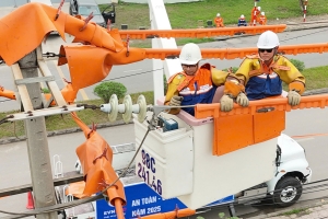 Điện lực Bắc Giang: Áp dụng công nghệ sửa chữa điện Hotline ứng phó với mùa nắng nóng