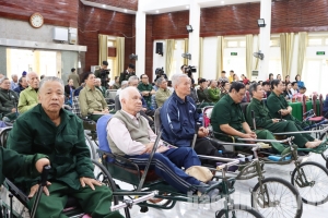Tặng quà người có công với cách mạng nhân dịp 30/4 và 2/9
