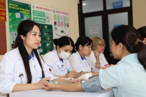 Bệnh viện Phụ sản Trung ương khám bệnh, tặng quà cho người có công