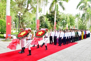 Lãnh đạo hai tỉnh Trà Vinh - Thái Bình viếng Đền thờ Bác Hồ, Nghĩa trang liệt sĩ và Bia Chiến thắng
