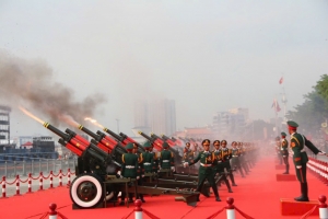 21 loạt đại bác rền vang mừng 50 năm Giải phóng miền Nam, thống nhất đất nước