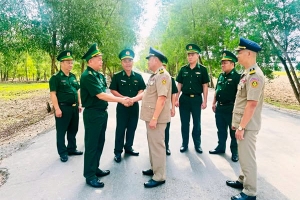 Gặp gỡ, trao đổi thông tin về công tác quản lý, bảo vệ biên giới