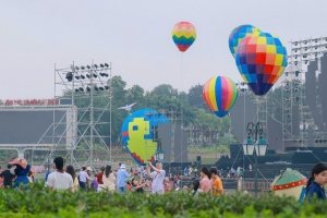 Dù mưa to, người dân Vĩnh Phúc vẫn hào hứng tham gia Festival Khinh khí cầu 2025