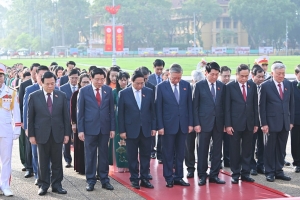 [Ảnh] Các đại biểu Quốc hội vào Lăng viếng Chủ tịch Hồ Chí Minh